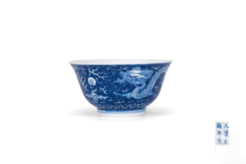 青花留白双龙戏珠纹碗